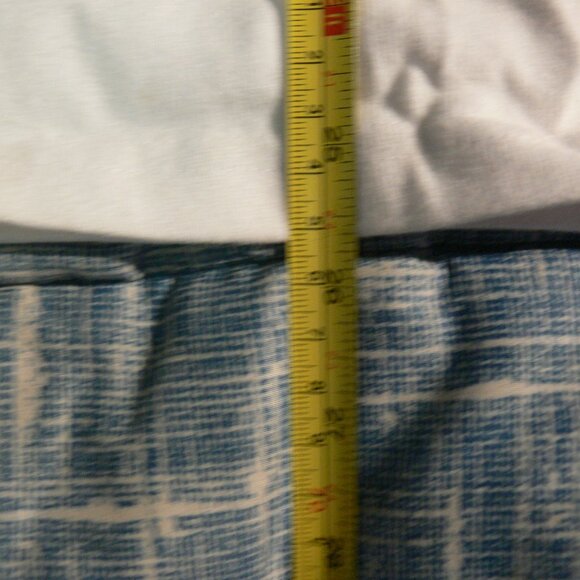 GUESS BRAND CREWNECK SWEATER MEDIUM - Picture 2 of 4